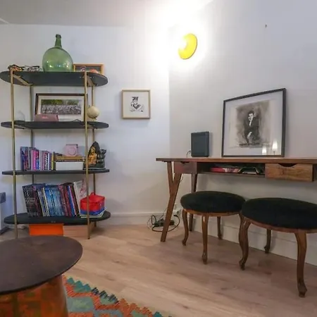 Cozy Studio With Amazing Location ヌイイ＝シュル＝セーヌ