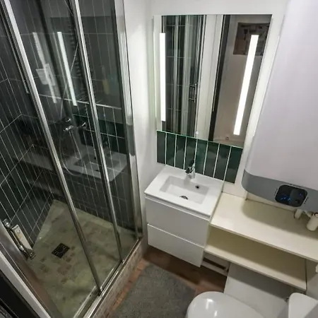 アパート Cozy Studio With Amazing Location *